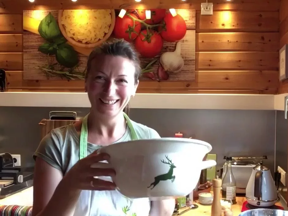 Wildschweinburger mit Naturreissalat – herzhaftes Wildgericht (Video)