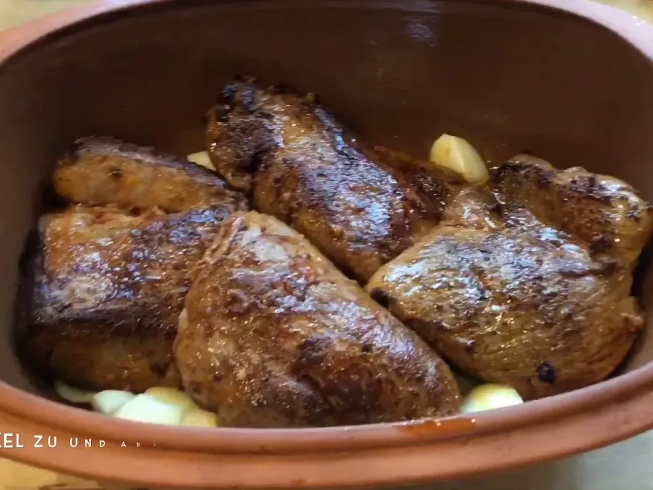 Rehbraten mit Waldpilzen und Kartoffel-Möhren-Püree – klassisches Wildgericht mit feinem Gemüse (Video)